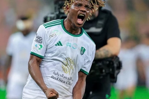 أهلي جدة يتفق مع مدافعه على التجديد